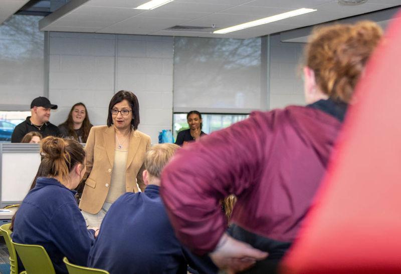 President-elect Neeli Bendapudi meeting with Penn State Shenango students in a lounge. 